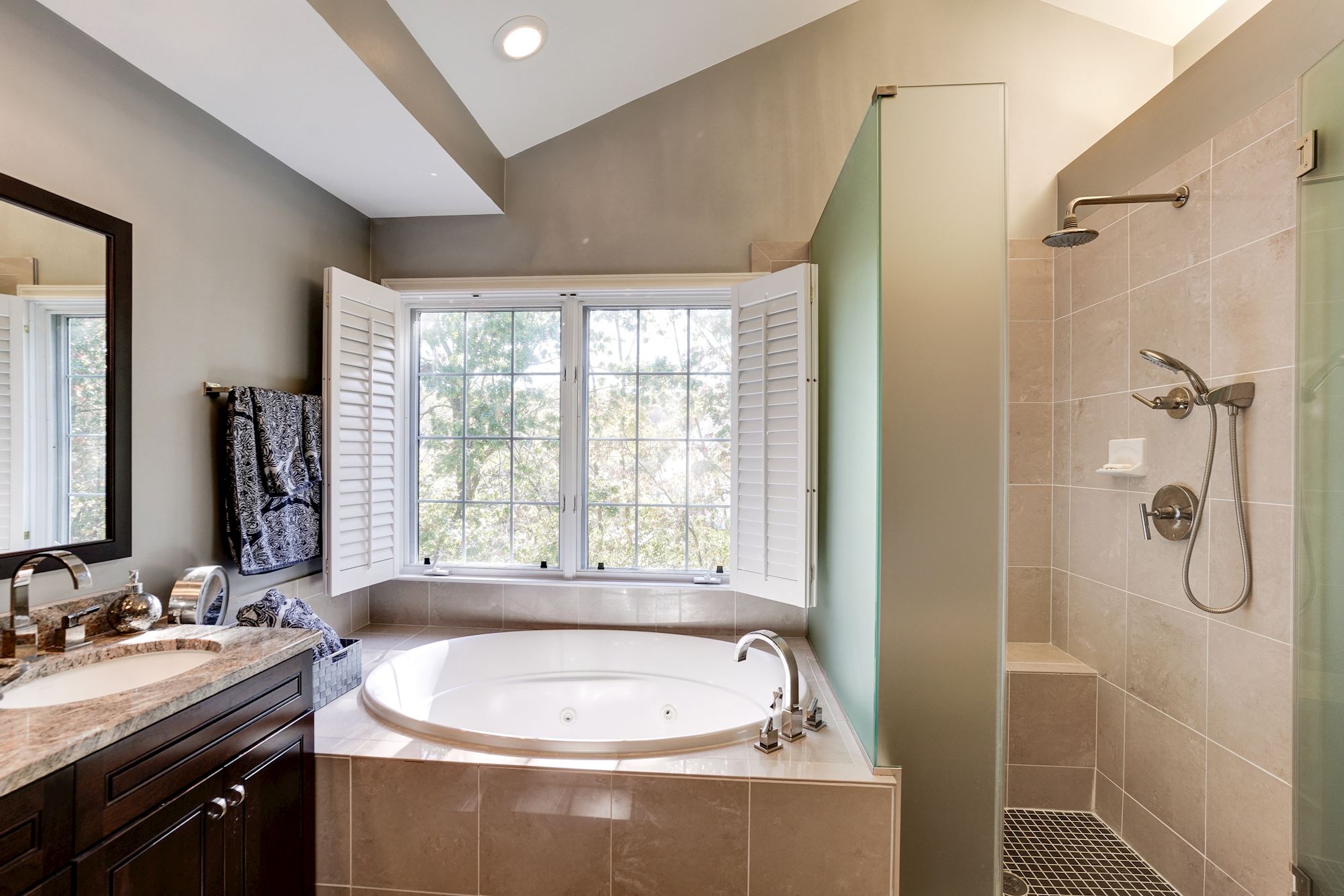 Colonial Home in Sully Estates